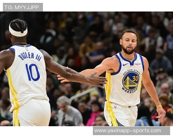 库里赛后与普尔和卢尼深情拥抱展现勇士团队精神永远的家人情谊 库里赛后与普尔和卢尼深情拥抱展现勇士团队精神永远的家人情谊